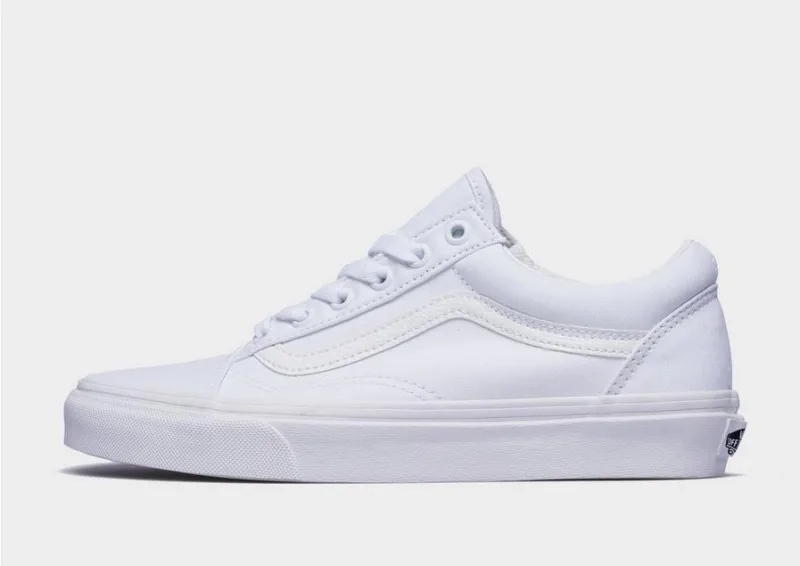 Λευκά παπούτσια Vans, ιδανικά για να αντιγράψεις το στυλ του Bad Bunny στο Super Bowl.