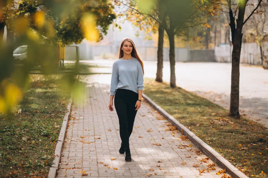 Άνθρωπος που κάνει πεζοπορία στη φύση για walking therapy και μείωση του στρες.