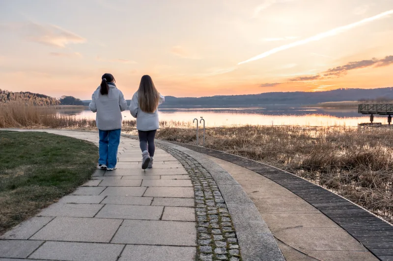 Άνθρωπος που κάνει πεζοπορία στη φύση για walking therapy και μείωση του στρες.