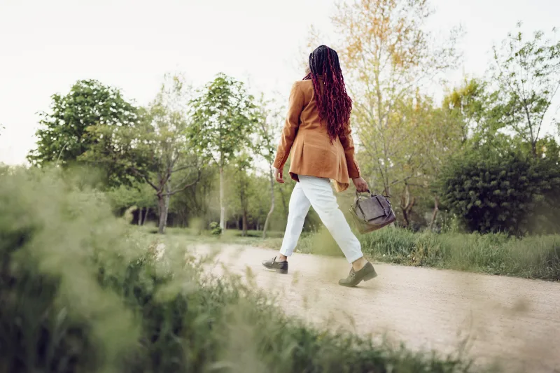 Άνθρωπος που κάνει πεζοπορία στη φύση για walking therapy και μείωση του στρες.