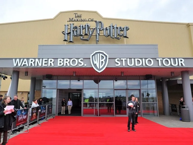 Είσοδος στο Warner Bros. Studio Tour London, όπου γυρίστηκε η ταινία Harry Potter, με κόκκινο χαλί.