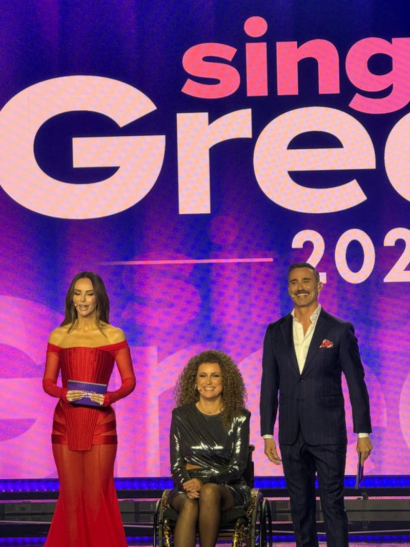 Η παρουσιάστρια και οι κριτές του Sing for Greece 2026 στον Α’ Ημιτελικό, απολαμβάνουν τη βραδιά.