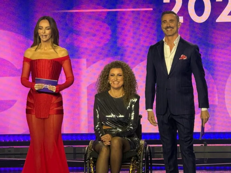 Η παρουσιάστρια και οι κριτές του Sing for Greece 2026 στον Α’ Ημιτελικό, απολαμβάνουν τη βραδιά.
