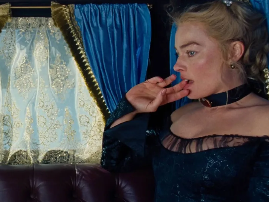 Η Margot Robbie μέσα σε άμαξα εποχής.