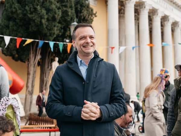 Χάρης Δούκας: «Σας καλούμε στον Δήμο Αθηναίων να γεμίσουμε τις πλατείες της Αθήνας με μουσική, αισιοδοξία και γιορτινή διάθεση»