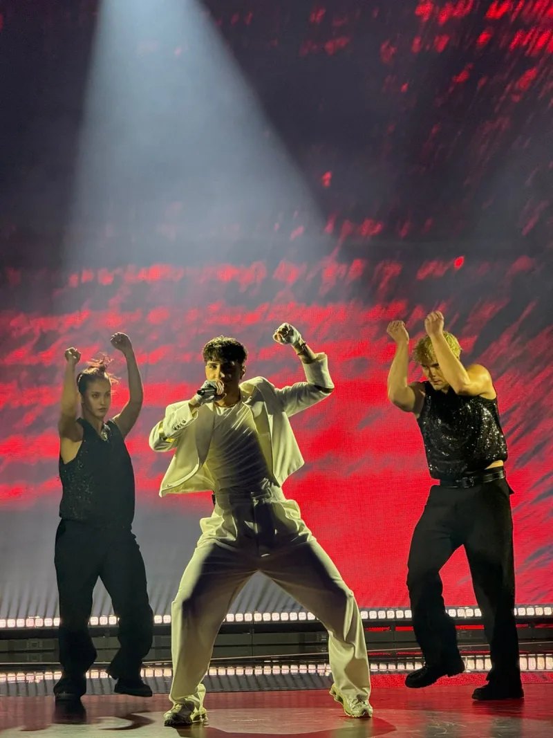 Ο ZAF με χορευτές στη σκηνή του Sing for Greece 2026, ερμηνεύοντας το τραγούδι Asteio με ενέργεια.