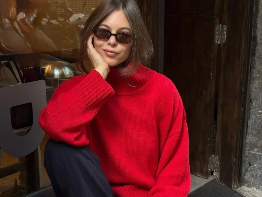 Κοντινό πλάνο σε γυναίκα με street style ντύσιμο που συμβολίζει την ψυχρότητα των ζωδίων με καρδιά από πέτρα.