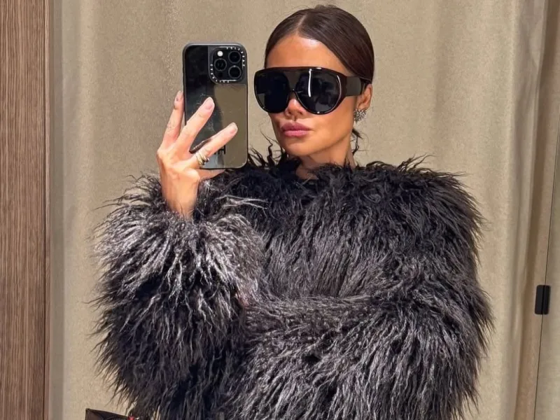 Γυναίκα με γούνα και γυαλιά ηλίου κάνει selfie, ενώ το άρθρο εξετάζει τις αντιδράσεις των ζωδίων όταν πληγωθούν.