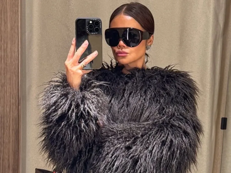 Γυναίκα με γούνα και γυαλιά ηλίου κάνει selfie, ενώ το άρθρο εξετάζει τις αντιδράσεις των ζωδίων όταν πληγωθούν.