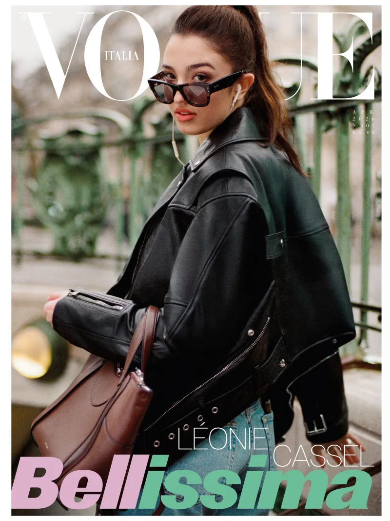 Η Léonie Cassel στο πρώτο της εξώφυλλο για τη Vogue Italia, φορώντας δερμάτινο μπουφάν και γυαλιά ηλίου.