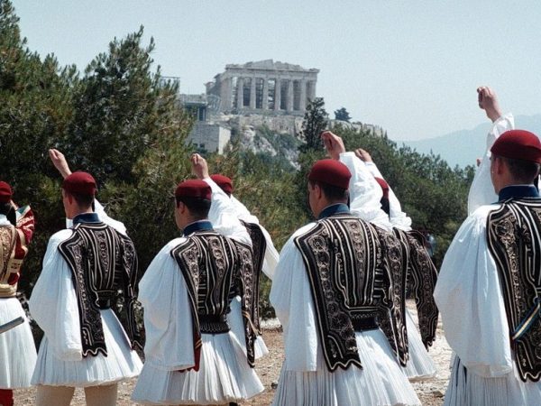 Με 21 κανονιοβολισμούς από τον Λυκαβηττό ξεκίνησαν οι εορτασμοί της 25ης Μαρτίου στην Αθήνα (Video)