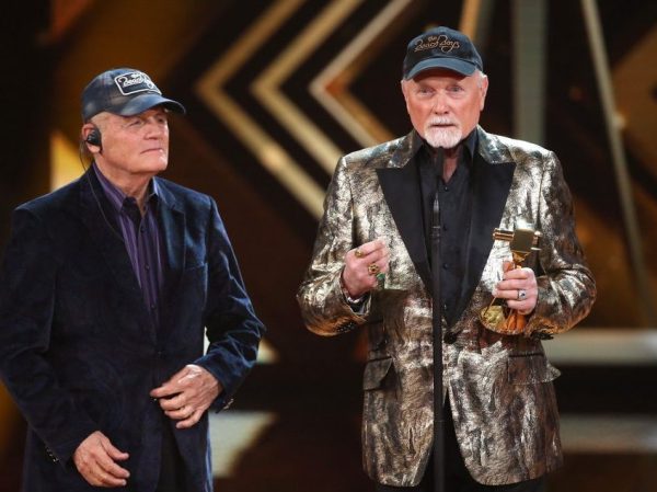 Ο Bruce Johnston αφήνει τους Beach Boys μετά από 6 δεκαετίες