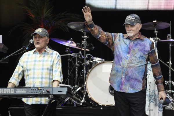 &Omicron; Bruce Johnston &tau;&omega;&nu; Beach Boys &sigma;&epsilon; &phi;&omega;&tau;&omicron;&gamma;&rho;&alpha;&phi;ί&alpha; &alpha;&pi;ό &tau;&omicron; &Alpha;&Pi;&Epsilon;-&Mu;&Pi;&Epsilon; &gamma;&iota;&alpha; &tau;&eta;&nu; &alpha;&pi;&omicron;&chi;ώ&rho;&eta;&sigma;ή &tau;&omicron;&upsilon; &alpha;&pi;ό &tau;&omicron; &sigma;&upsilon;&gamma;&kappa;&rho;ό&tau;&eta;&mu;&alpha;.