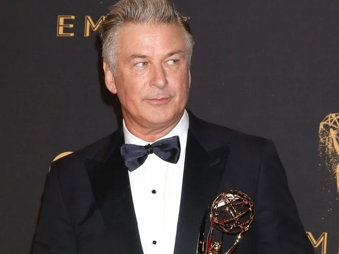 Ο Alec Baldwin με βραβείο Emmy, στο πλαίσιο του Kockroach με τους Chris Hemsworth και Taron Egerton.