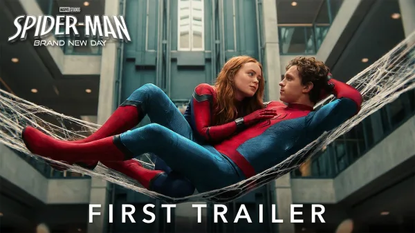 Ο Tom Holland ως Spider-Man ξαπλωμένος σε ιστό με μια κοπέλα.