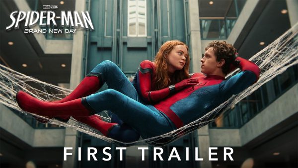 Ο Tom Holland ως Spider-Man ξαπλωμένος σε ιστό με μια κοπέλα.