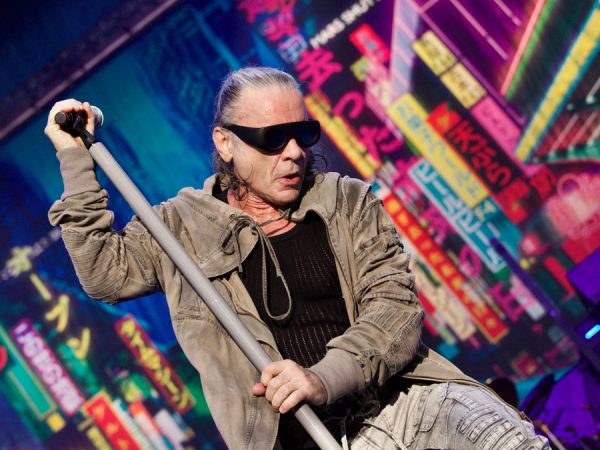 Το συγκρότημα Iron Maiden σε προωθητική φωτογραφία για το ντοκιμαντέρ Burning Ambition.