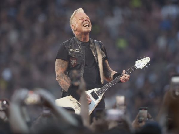Ο James Hetfield έκανε υποβρύχια πρόταση γάμου πλάι σε καρχαρίες Παρασκευή και 13