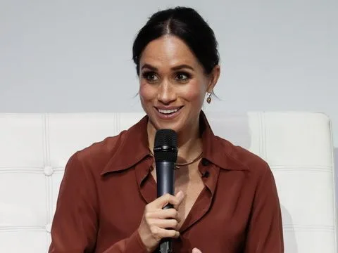 Η Meghan Markle και ο πρίγκιπας Harry σε επίσημη εμφάνιση, μετά τη διακοπή της συνεργασίας τους με το Netflix.