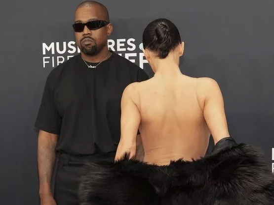 Ο Kanye West σε φωτογραφία του ΑΠΕ-ΜΠΕ σχετικά με τη δικαστική απόφαση για καταβολή 140.000 δολαρίων.
