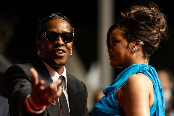 Η τραγουδίστρια Rihanna, η οποία βρισκόταν στο σπίτι της στο Λος Άντζελες κατά τη διάρκεια πυροβολισμών.