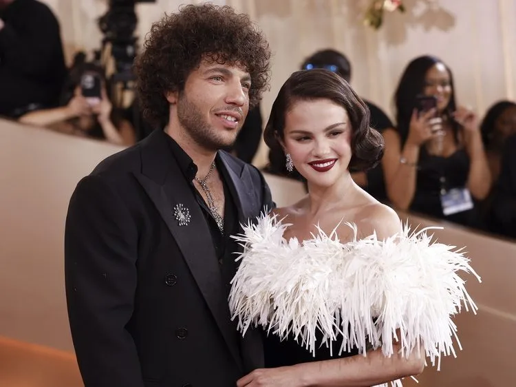 Η Selena Gomez και ο Benny Blanco σε τρυφερές στιγμές από τον γάμο τους και την κοινή τους ζωή.