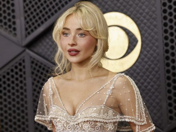 Η Sabrina Carpenter χορεύει σε ρυθμούς Bad Bunny με φανέλα Lionel Messi και γίνεται viral