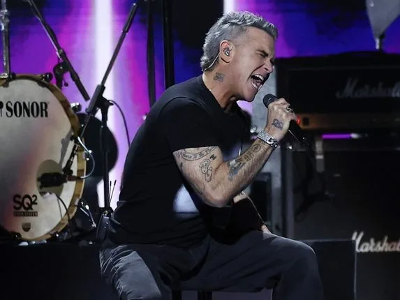 &Omicron; Robbie Williams &sigma;&tau;&eta; &sigma;&kappa;&eta;&nu;ή &tau;&omega;&nu; BRIT Awards 2026 &gamma;&iota;&alpha; &tau;&eta;&nu; &tau;&iota;&mu;&eta;&tau;&iota;&kappa;ή &beta;&rho;ά&beta;&epsilon;&upsilon;&sigma;&eta; &tau;&omicron;&upsilon; Ozzy Osbourne.
