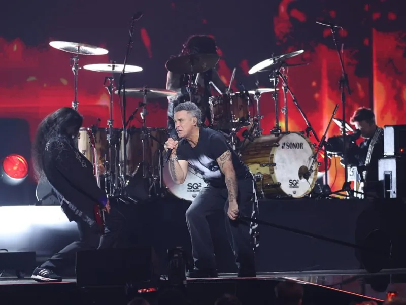 Ο Robbie Williams στη σκηνή των BRIT Awards 2026 για την τιμητική βράβευση του Ozzy Osbourne.