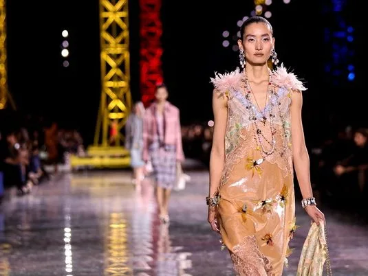 Στιγμιότυπο από την επίδειξη Chanel του Matthieu Blazy για τη συλλογή Φθινόπωρο-Χειμώνας 2026 στο Grand Palais.