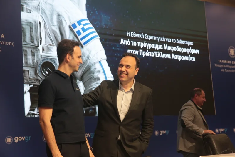 Ο Αδριανός Γολέμης, ο πρώτος Έλληνας αστροναύτης, σε επίσημη φωτογραφία.