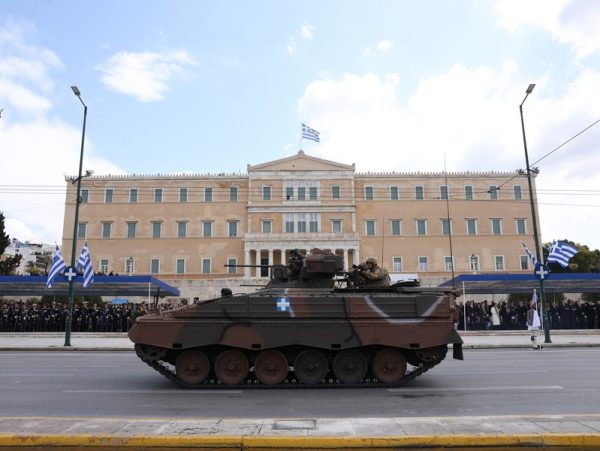 Εντυπωσιακή η στρατιωτική παρέλαση για την 25η Μαρτίου στο Σύνταγμα