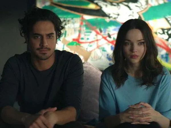 Ο Avan Jogia και η Dove Cameron σε σκηνή από τη σειρά 56 Ημέρες.