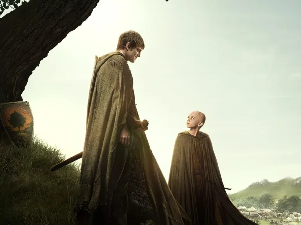 Σκηνή από τη σειρά A Knight of the Seven Kingdoms με δύο πρωταγωνιστές σε μεσαιωνικό τοπίο.
