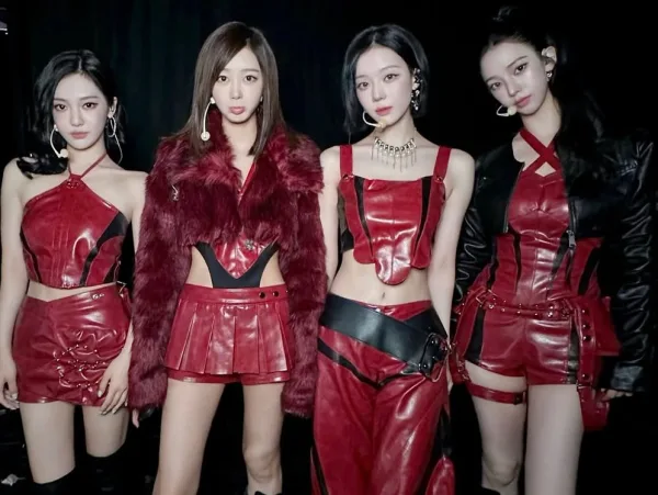 Το K-pop συγκρότημα aespa σε προωθητική φωτογραφία για το νέο τραγούδι Attitude από την επίσημη σελίδα τους.