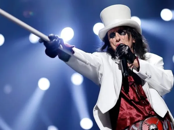 Ο θρυλικός Alice Cooper σε φωτογραφία από τον επίσημο λογαριασμό του στο Instagram για την αυτοβιογραφία του.