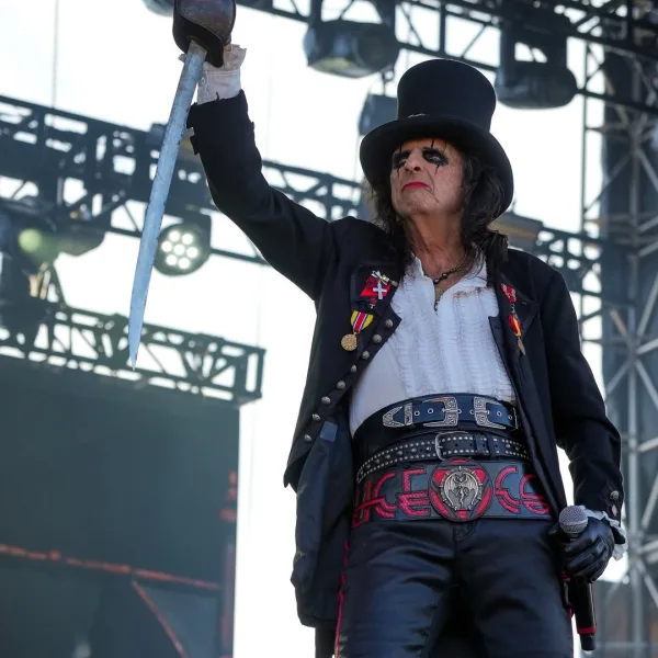 Ο θρυλικός Alice Cooper σε φωτογραφία από τον επίσημο λογαριασμό του στο Instagram για την αυτοβιογραφία του.