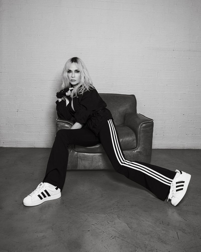 Η γυναίκα ποζάρει με τα adidas Originals Superstar, αναδεικνύοντας το επόμενο κεφάλαιο του εμβληματικού παπουτσιού.