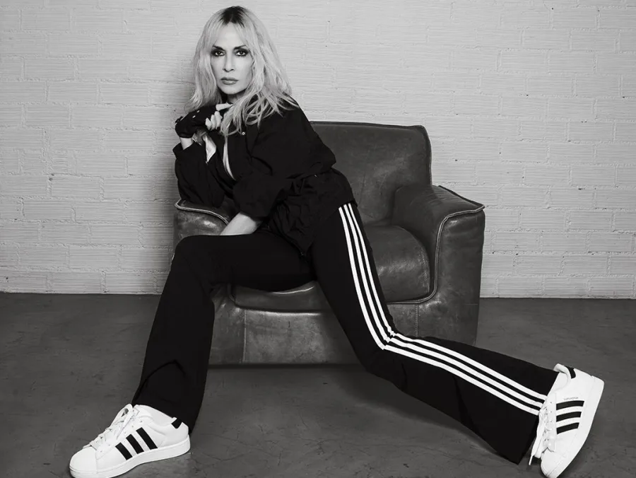 Η γυναίκα ποζάρει με τα adidas Originals Superstar, αναδεικνύοντας το επόμενο κεφάλαιο του εμβληματικού παπουτσιού.