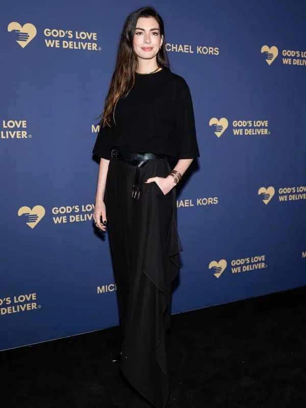 Η Anne Hathaway στην εκδήλωση "God's Love We Deliver" με την εντυπωσιακή μύτη του φορέματός της.