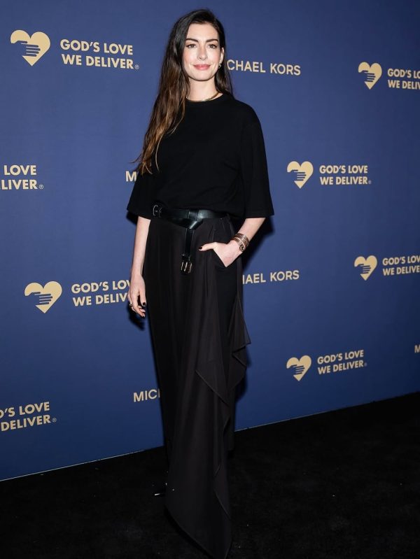 Η Anne Hathaway στην εκδήλωση "God's Love We Deliver" με την εντυπωσιακή μύτη του φορέματός της.
