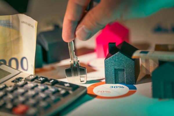 Αποταμίευση χρημάτων σε κουμπαρά για τον προγραμματισμό των καλοκαιρινών διακοπών.