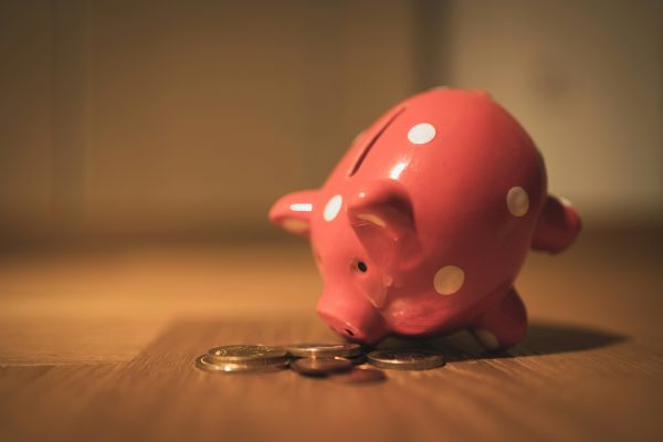 Κουμπαράς και χαρτονομίσματα για την αποταμίευση χρημάτων για τις καλοκαιρινές διακοπές.