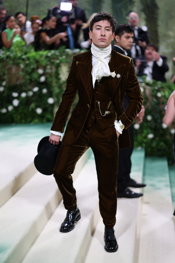 Ο Barry Keoghan με κοστούμι βελούδο μιλά για την online επίθεση μετά τον χωρισμό με την Sabrina Carpenter.