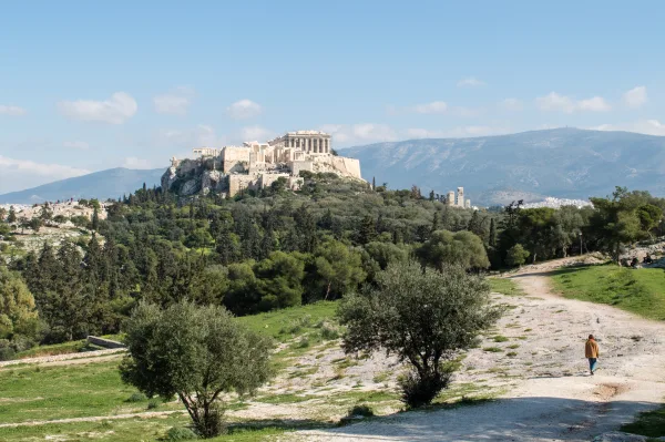 Πυκνό νέφος ατμοσφαιρικής ρύπανσης πάνω από αστικό τοπίο, αναφορά στην έκθεση της IQAir για την ποιότητα του αέρα.