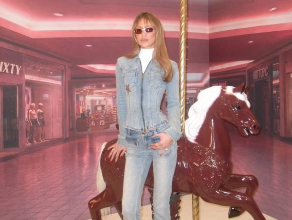 Η Bella Hadid επιλέγει το jacket trend που φοράνε όλες οι fashionistas στα αεροδρόμια – 5 σχέδια για να το υιοθετήσεις