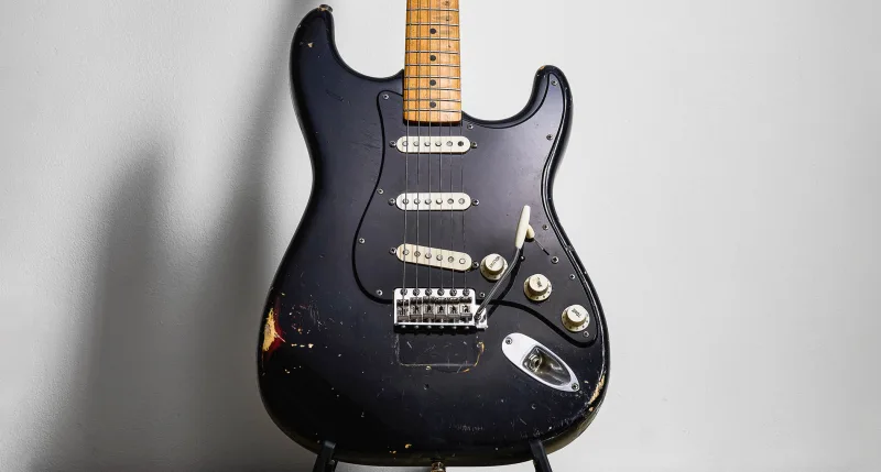 Η Black Strat του David Gilmour, η ακριβότερη κιθάρα στην ιστορία, πωλήθηκε για 14,55 εκατομμύρια δολάρια.