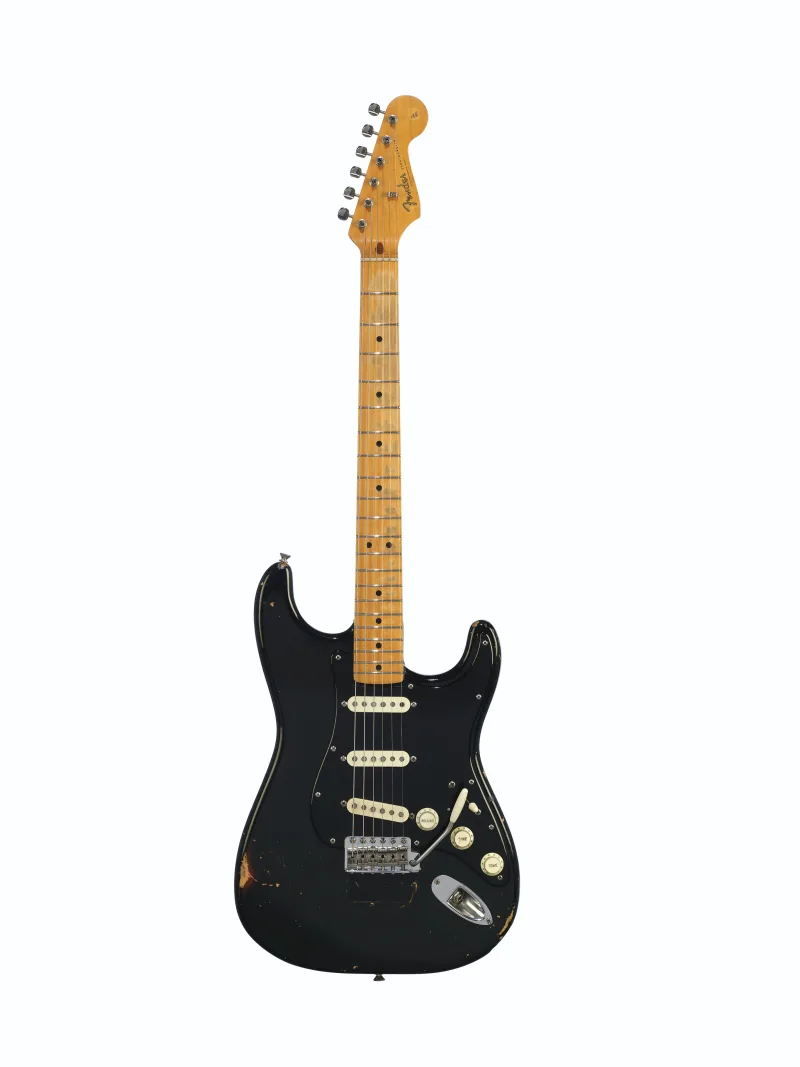 Η Black Strat του David Gilmour, η ακριβότερη κιθάρα στην ιστορία, πωλήθηκε για 14,55 εκατομμύρια δολάρια.