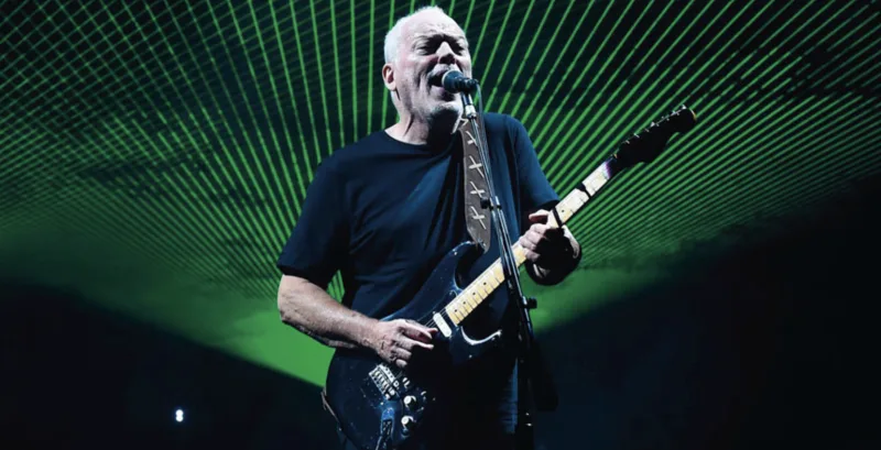 Ο David Gilmour παίζει με την Black Strat, την κιθάρα που πωλήθηκε για 14,55 εκατομμύρια δολάρια.