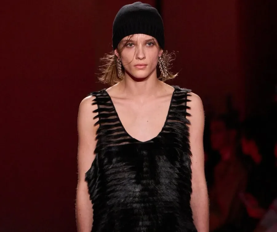 Μοντέλο στην πασαρέλα του οίκου Bottega Veneta για τη συλλογή Fall 2026 στην Εβδομάδα Μόδας.